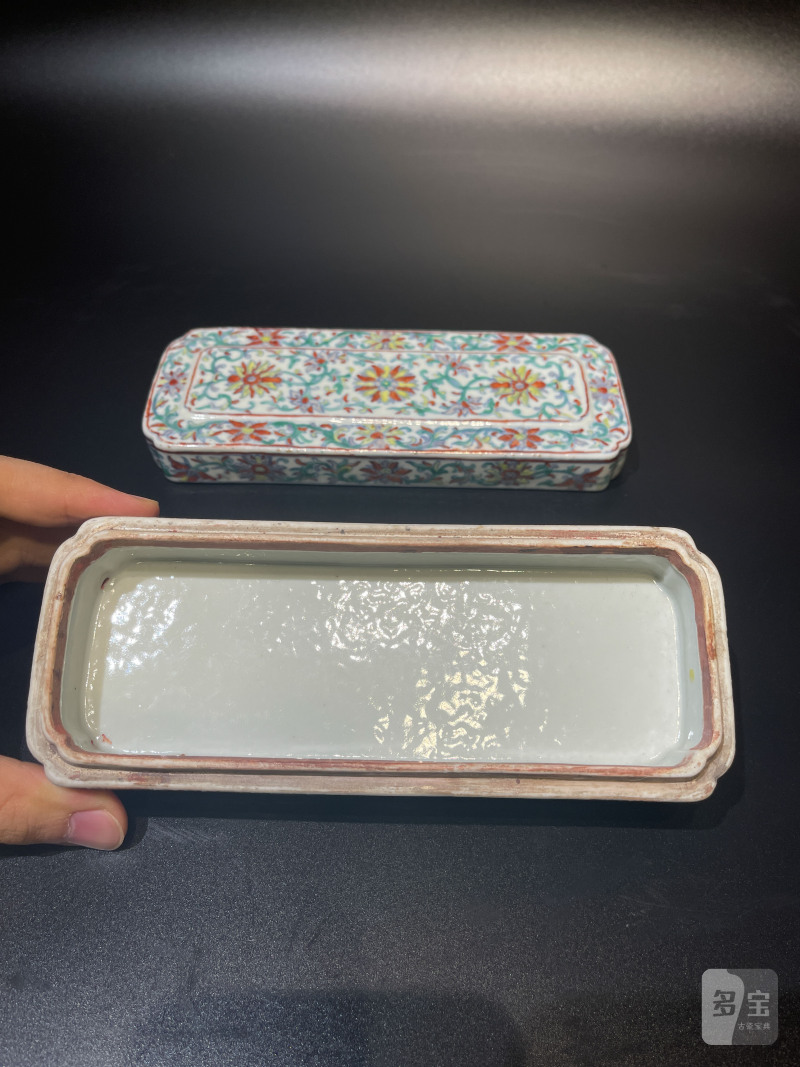 清乾隆 斗彩缠枝莲纹长方文具盒 - 图6